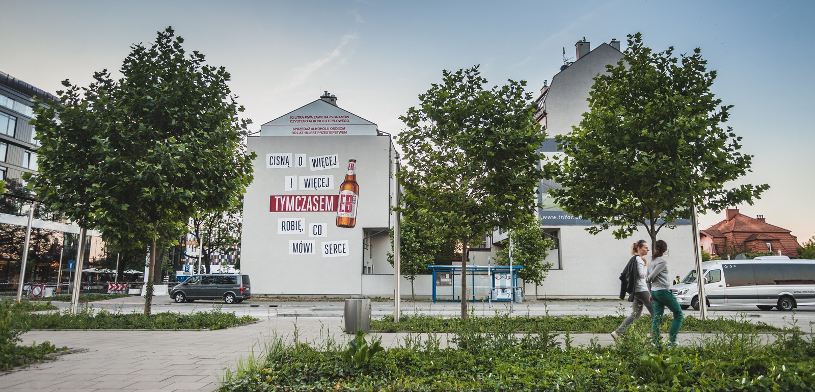 Mural reklamowy dla kampanii EB w Krakowie przy ul. Barskiej 61a | Tymczasem EB | Portfolio