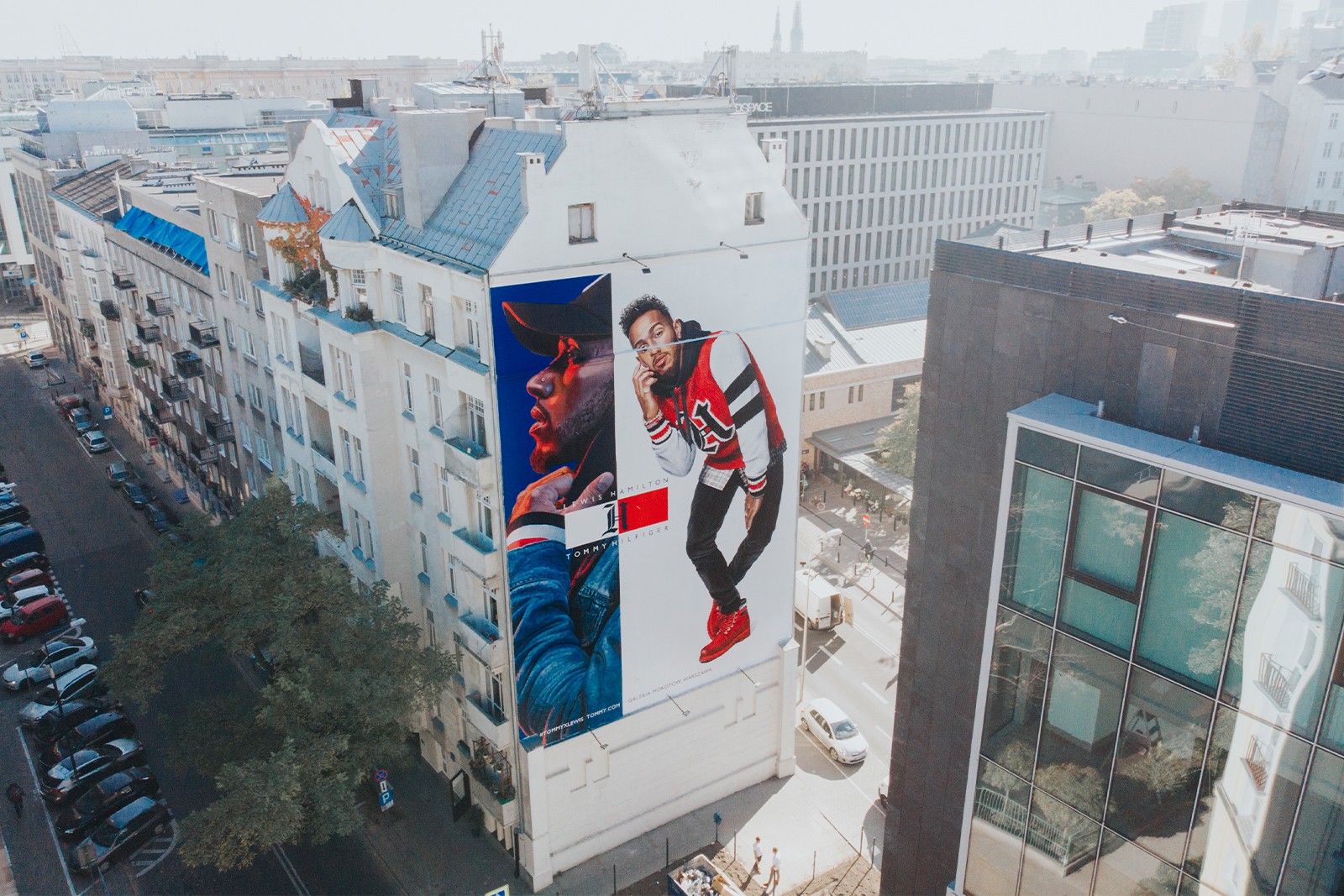 Mural reklamowy dla marki Tommy Hilfiger w Warszawie | TommyXLewis | Portfolio
