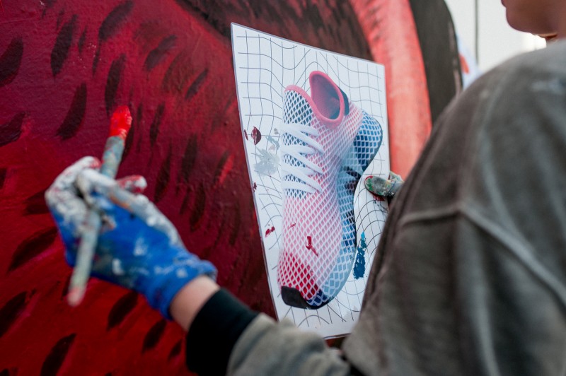 Mural reklamowy na zlecenie Adidas w wizerunkiem buta w Warszawie na Brackiej | Adidas Deerupt | Portfolio