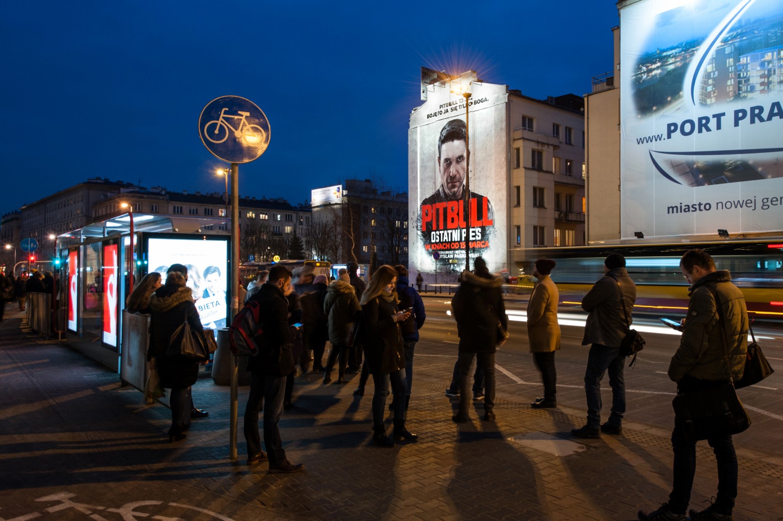 Mural reklamowy przy ulicy Ludwika Waryńskiego w Warszawie namalowany na zlecenie twórców filmu Pitbull. | Pitbull. Ostatni pies | Portfolio