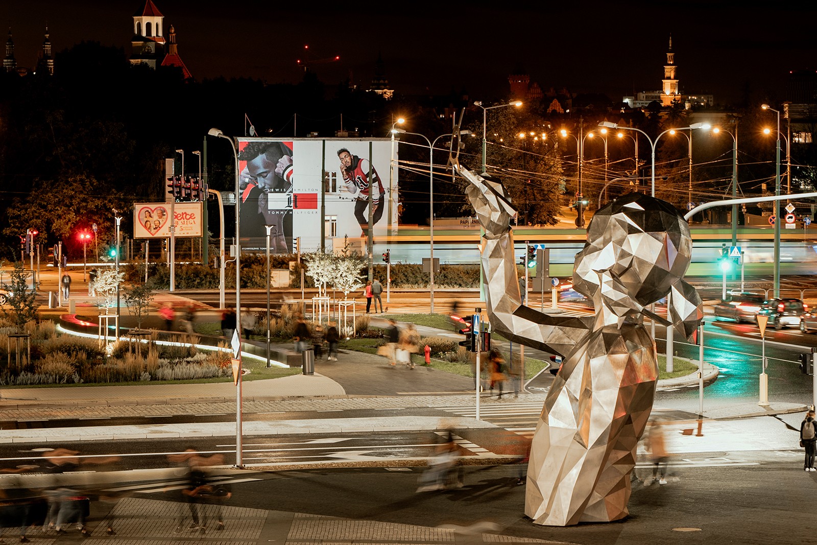 Mural reklamowy w nocy w Poznaniu Tommy Hilfiger | TommyXLewis | Portfolio