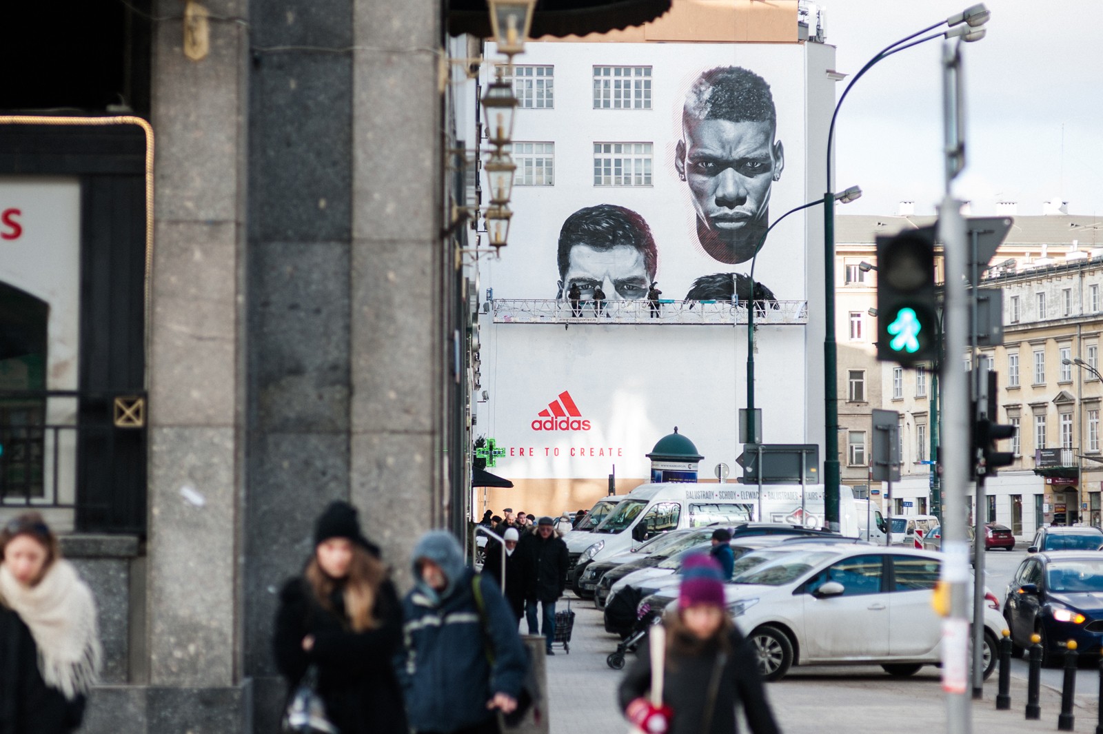 Mural reklamowy z piłkarzami przy ulicy Brackiej 25 namalowany na zlecenie Adidasa | Adidas - Here to Create | Portfolio