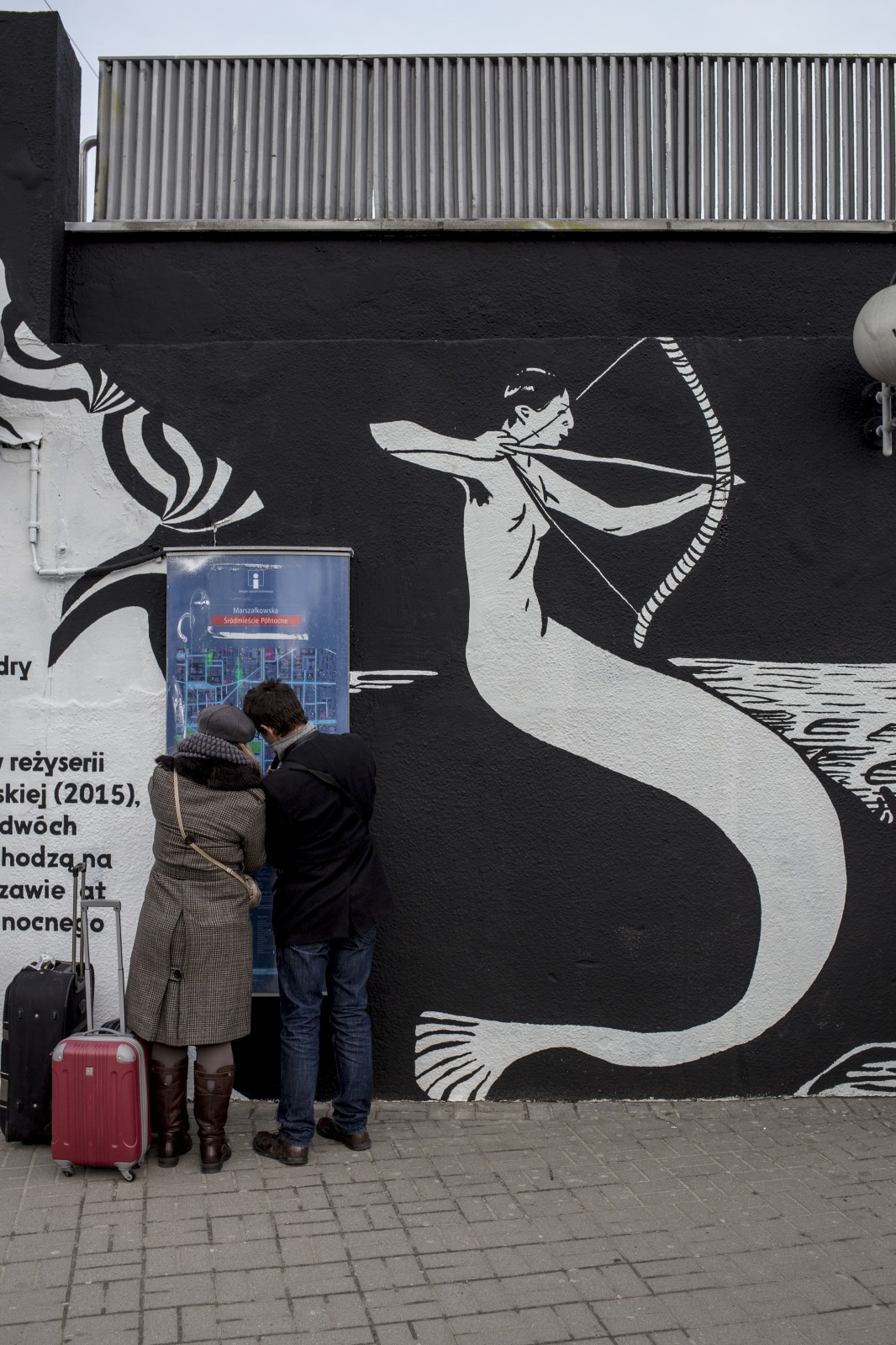 Mural z Czarno-białymi syrenami przy Metrze Centrum | Syrena herbem twym zwodnicza | Portfolio