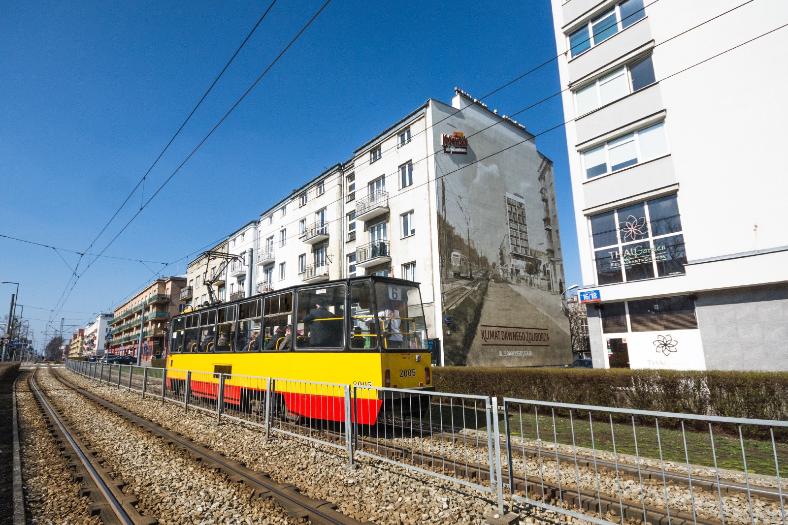 Mural ze starym Żoliborzem przy Placu Wilsona na ścianie budynku przy ulicy Słowackiego 20 dla marki Królewskie Niefiltrowane  | Ręcznie malowana kampania reklamowa dla marki Królewskie | Portfolio