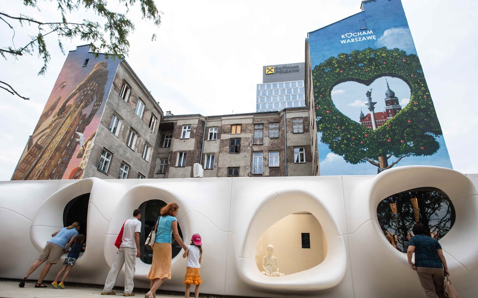 Murale namalowane przy wieżowcu Warsaw Spire w Warszawie według projektów Rafała Olbińskiego oraz François Schuiten | Realizacja muralu na Placu Europejskim dla Ghelamco | Portfolio