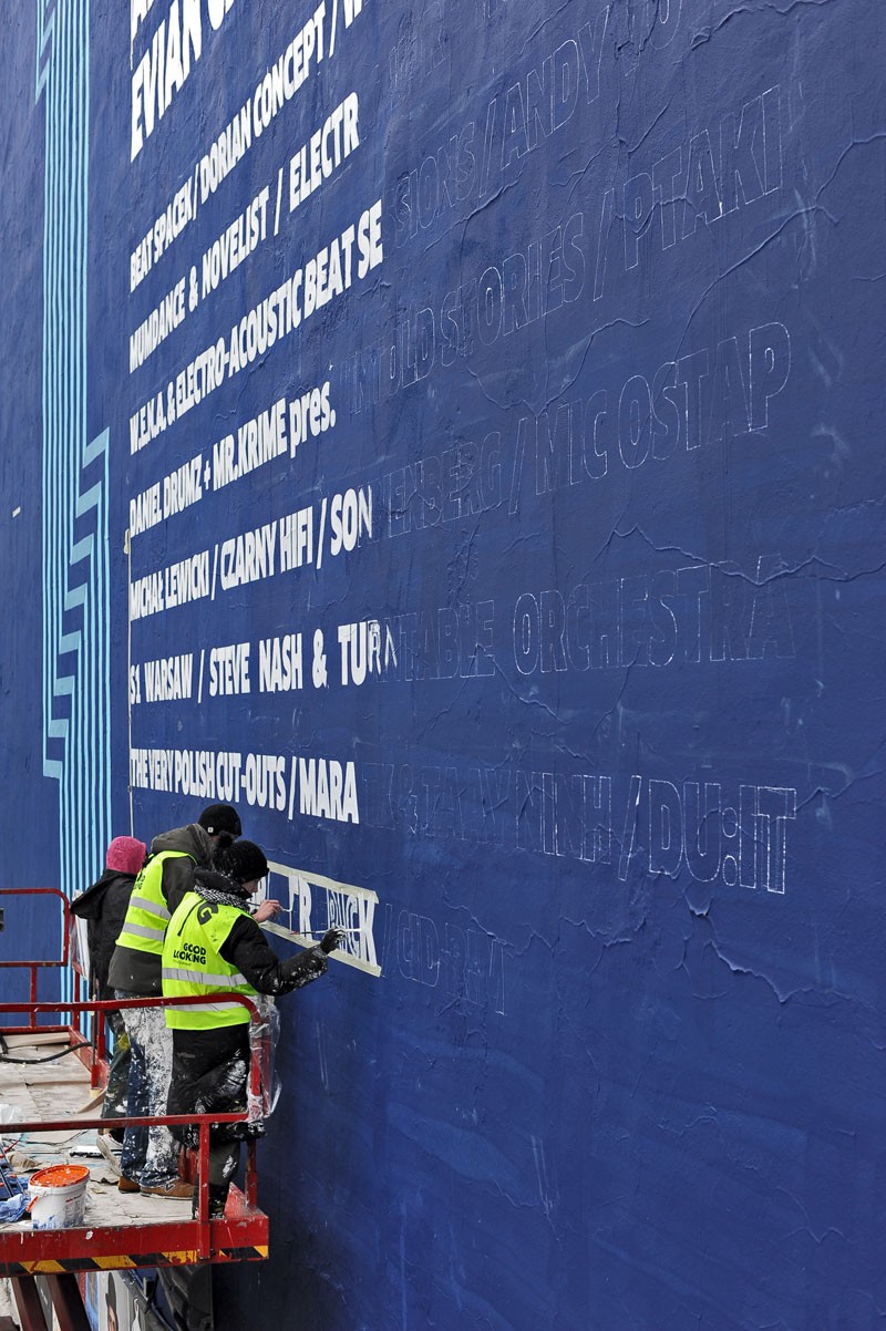Namalowany napis na ścianie budynku przy Politechnice w Warszawie | Malowana kampania reklamowa Red Bull Weekender | Portfolio