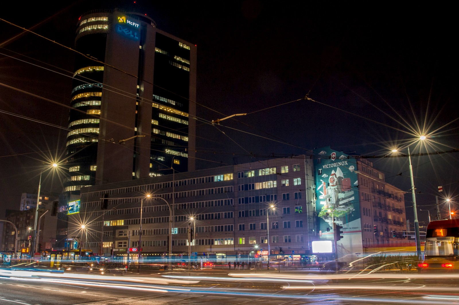 Nocny widok na Plac Zawiszy z namalowanym muralem reklamowym dla firmy Victorinox | Realizacja murali dla Victorinox  | Portfolio