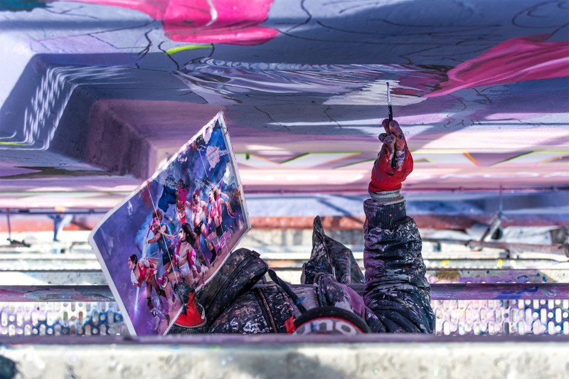 Painter paints advertisement of Sloggi in Warsaw | Liberating true comfort | Portfolio