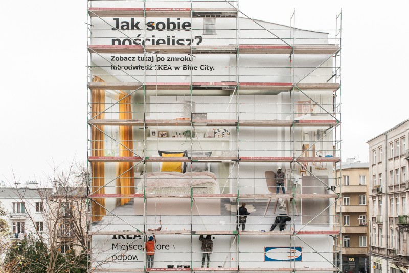 Painters paint advertising mural for IKEA at the 36 Tamka street | NIECH ŻYJE DOM! | Portfolio