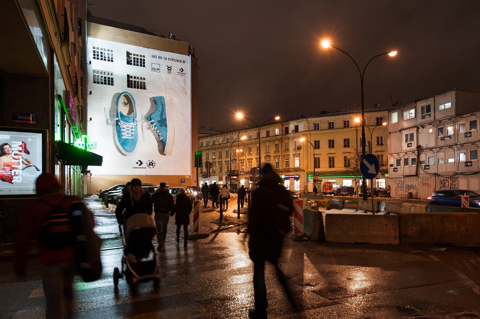 Podświetlany mural reklamowy na warszawskim Śródmieściu. | GOLF le FLEUR* x CONVERSE | Portfolio