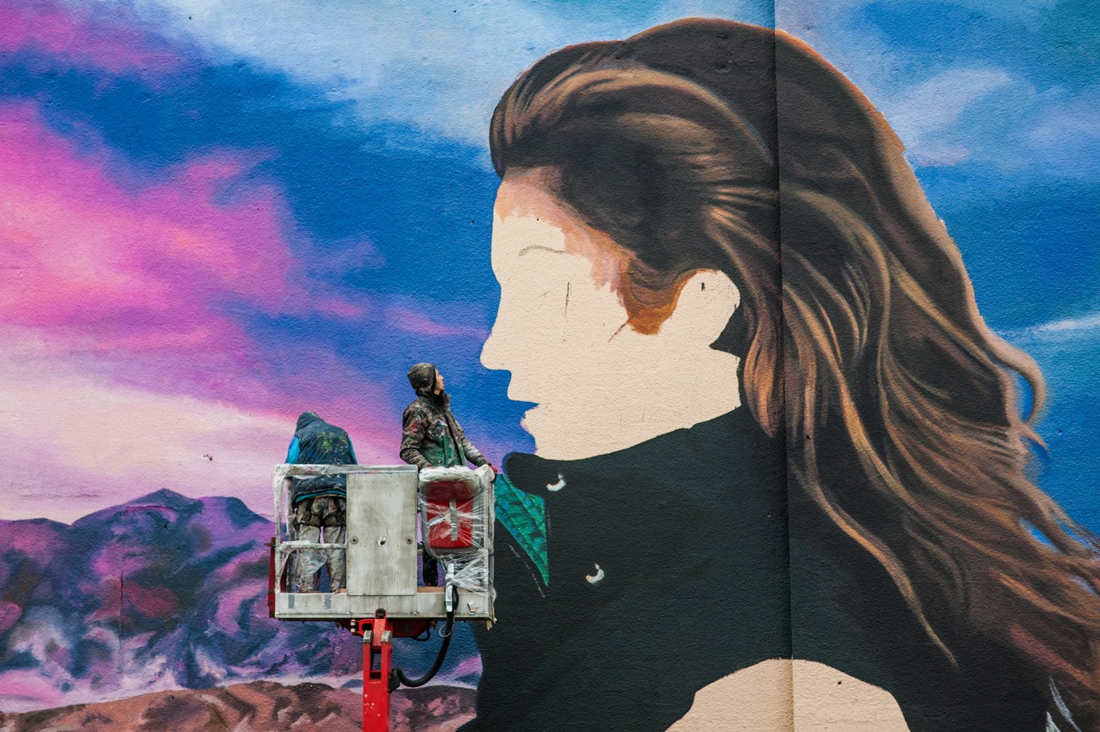 Powstawanie malowidła ściennego w wizerunkiem Cindy Crawford na warszawskim Powiślu na ulicy Tamka | I love You Cindy | Portfolio