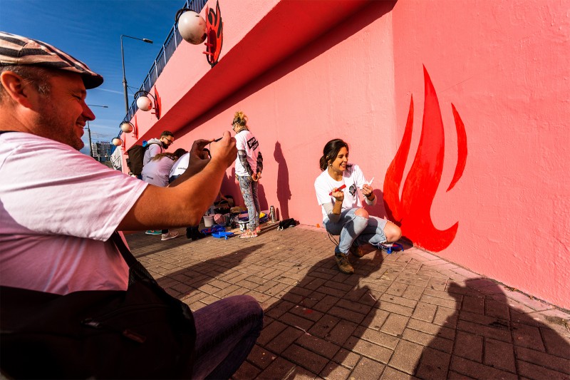 Praca przy muralu społecznym  | Ziemianie Atakują! | Portfolio