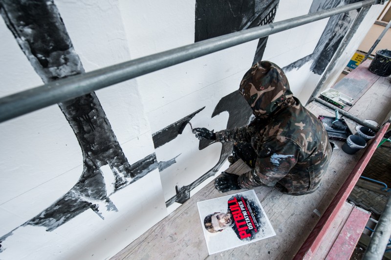 Prace malarskie nad powstawaniem muralu reklamowego przy metro Politechnika na ulicy Jaworzyńskiej 8 | Pitbull. Ostatni pies | Portfolio