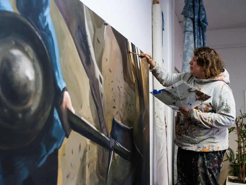 Prace malarskie nad powstawianiem muralu artystycznego w Zamku w Mosznej | Wiedźmin - Pałac w Mosznej | Portfolio