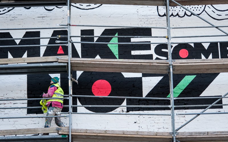 Prace przy muralu Make Some Noizz w Warszawie | Make some Noizz malowane przez Good Looking Studio | Portfolio