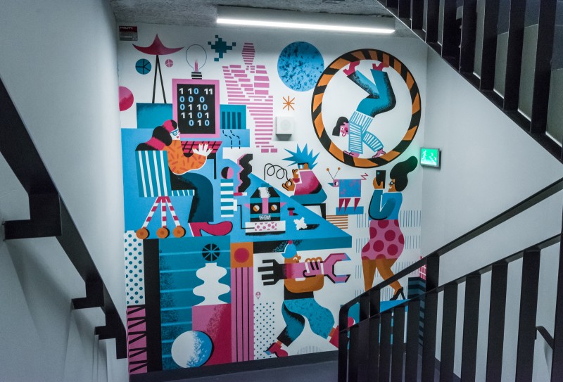 Projekt autorstwa Karola Banacha namalowany na ścianie wewnątrz budynku Q22 w Warszawie dla Deloitte | Malowanie na zlecenie Deloitte | Portfolio