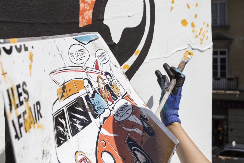 Projekt muralu reklamującego festiwal EB Hel Spot na plaży w mieście Hel | Festiwal EB Hel Spot - mural na ścianie Domu Towarowego Bracia Jabłkowscy | Portfolio