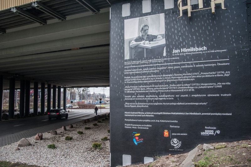 Unter der Brücke bei Einkaufszentrum CH Arkadia mit großflächigem Kunstwerk Mural aus den Bildern aus polnischen Filmen | Jan Himilsbach und Zdzislaw Maklakiewicz | Portfolio