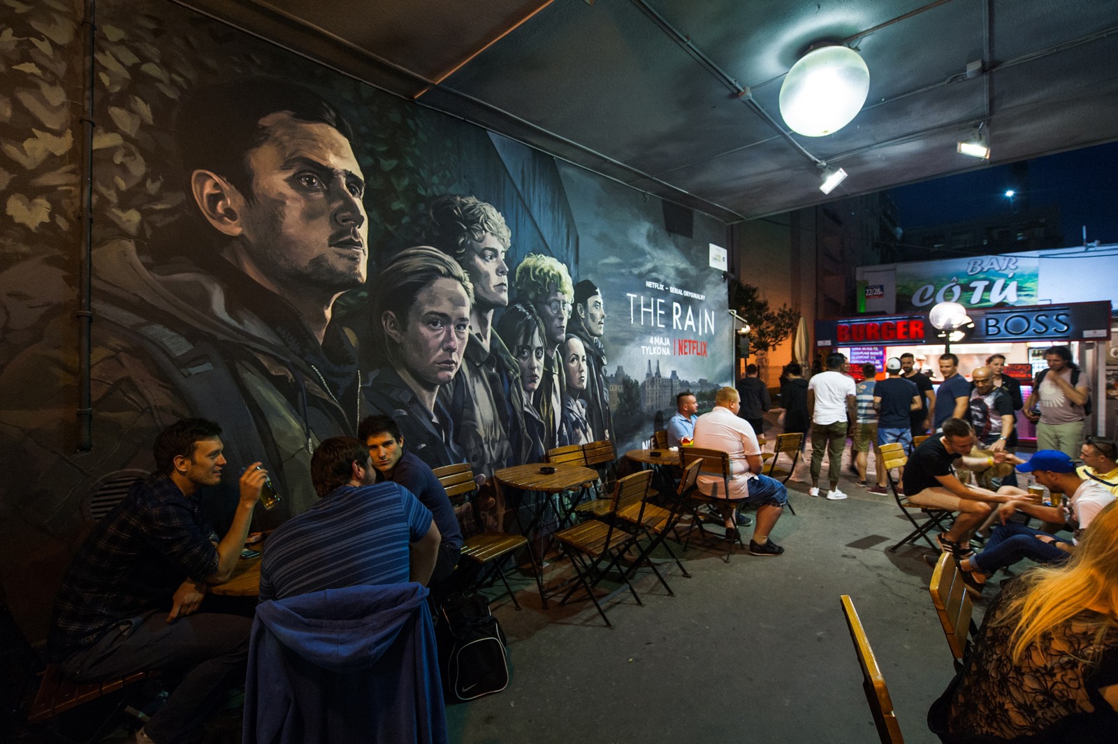 Przejście na Pawilonach z malowidłem ściennym na zlecenie Netflixa | The Rain  | Portfolio