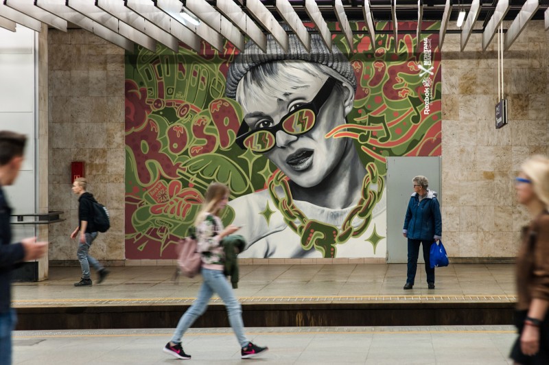 ROSA kolorowy mural reklamowy na PKP Śródmieście | Reebok Club C | Portfolio
