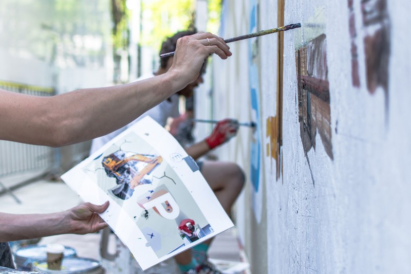 Ręcznie malowana grafika ścienna na warszawskiej Woli | SPARK | Portfolio