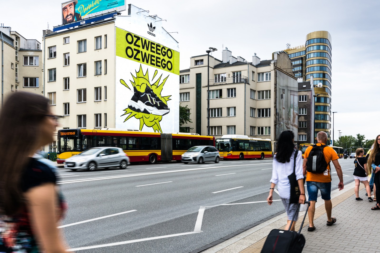 Ręcznie malowana reklama dla Adidasa ul. Jaworzyńska 8 w Warszawie | Adidas Ozweego | Portfolio
