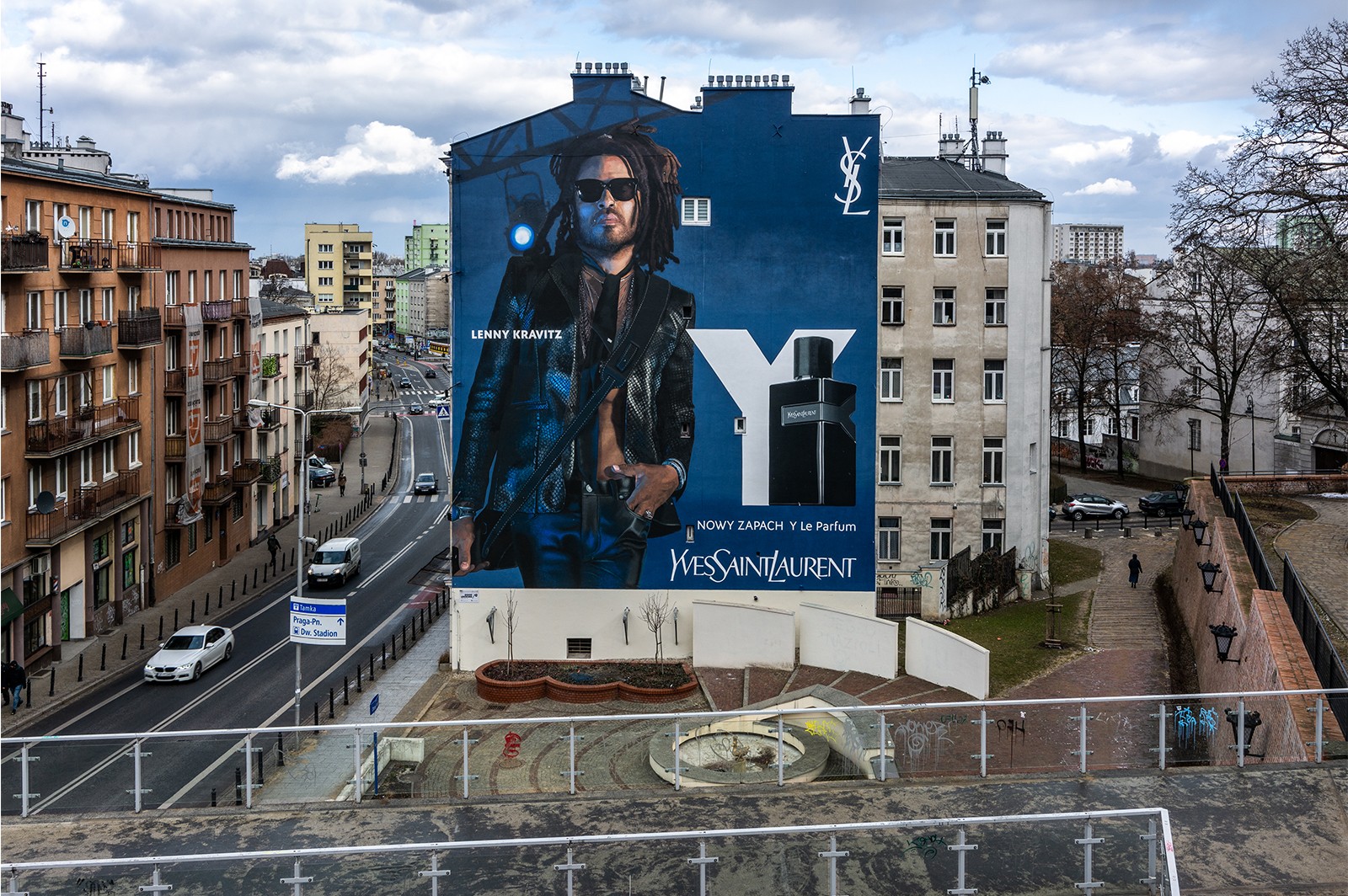 Ręcznie malowana reklama wielkoformatowa YSL w Warszawie | Lenny Kravitz | Portfolio