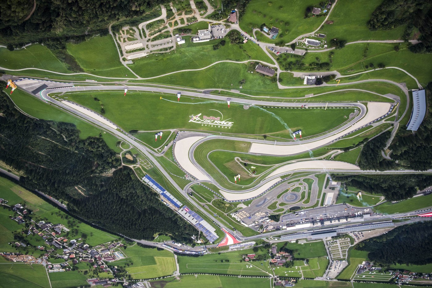 Handgemaltes Logo auf dem Gras - Red Bull Spielberg Österreich | Redbull Air Race | Portfolio