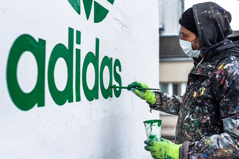 Ręcznie malowany mural Adidas Stan Smith na ulicy Jaworzyńskiej w Warszawie | STAN SMITH, FOREVER | Portfolio
