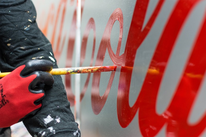 Ręcznie malowany mural Coca Cola w Warszawie ulica Targowa | Ikona powraca | Portfolio