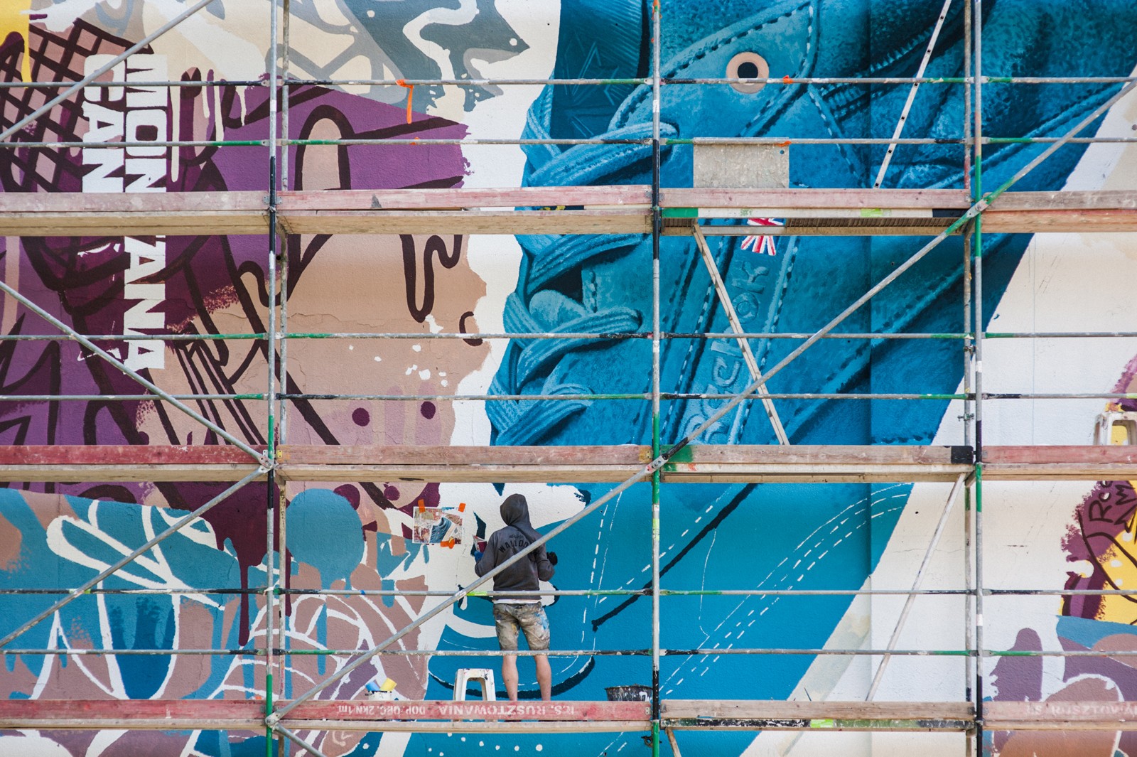 Ręcznie malowany mural na ulicy tamka z butem marki reebok | Reebok Club C | Portfolio