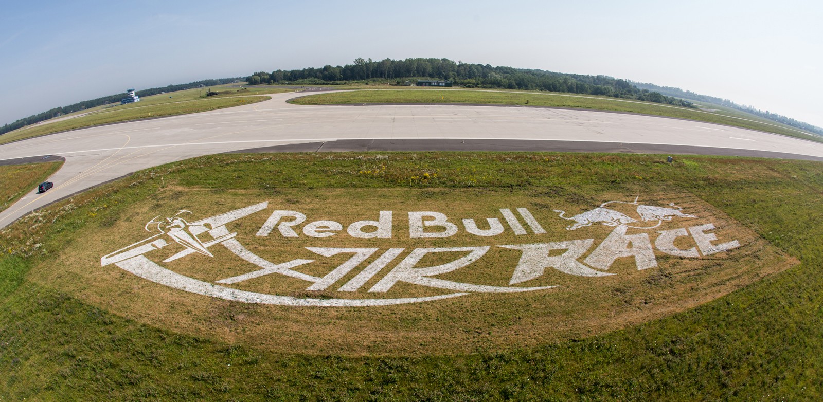 Redbull Air Race Gdynia airport 2014  | Mural malowany na trawie - RedBull Air Race Austria | Portfolio