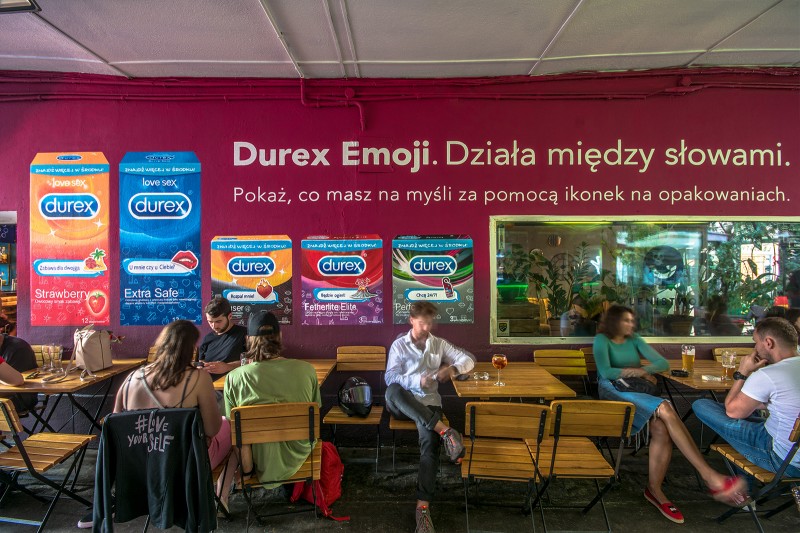 Reklama namalowana dla klienta Durex.jpg | Durex Emoji | Portfolio