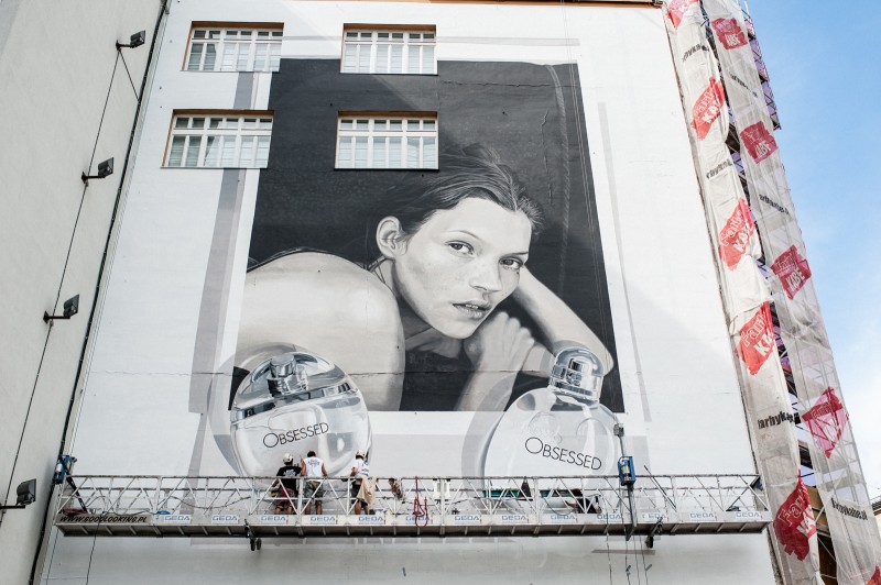 Reklama perfum Calvin Klein Obsessed z Kate Moss na muralu w Warszawie przy ulicy Brackiej | Calvin Klein OBSESSED | Portfolio