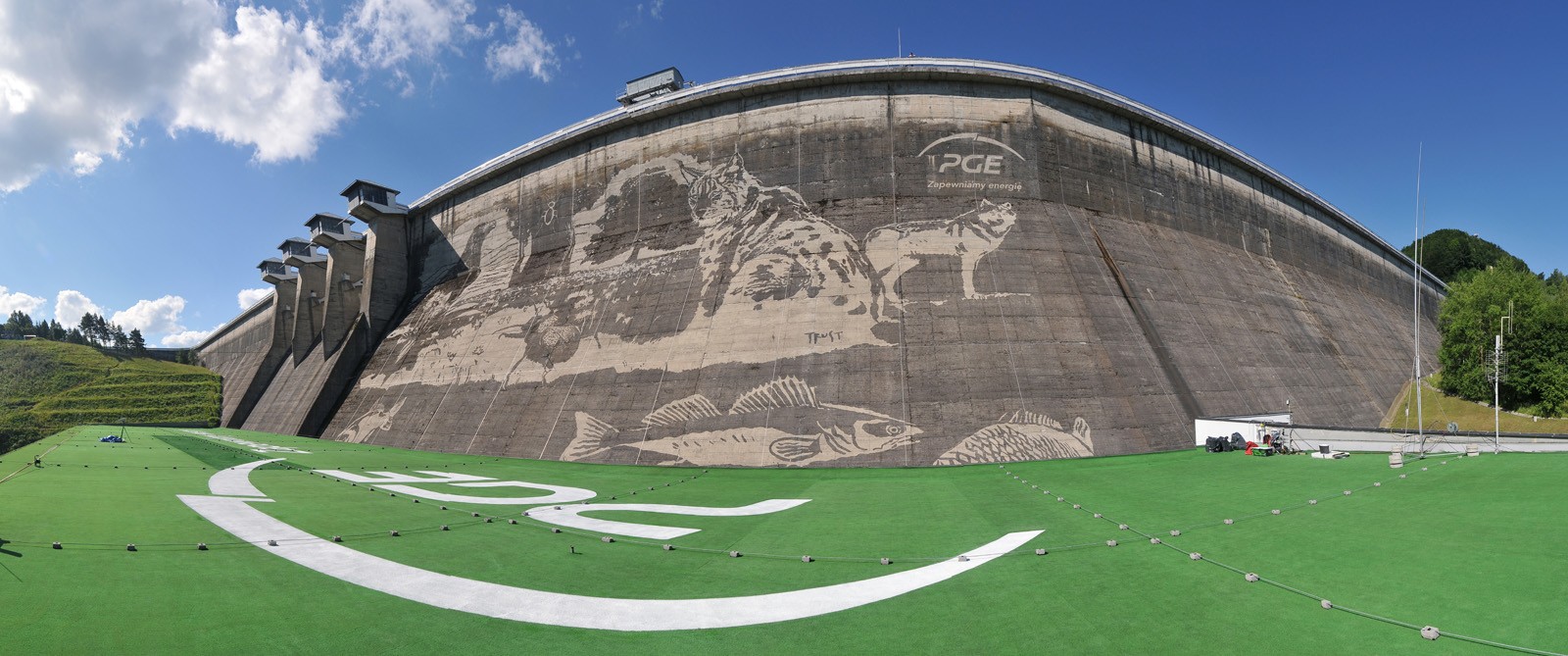 Reverse Graffiti w Solinie dla PGE na zaporze wodnej | Mural clean graffiti na tamie w Solinie - Ekologiczny mural | Portfolio