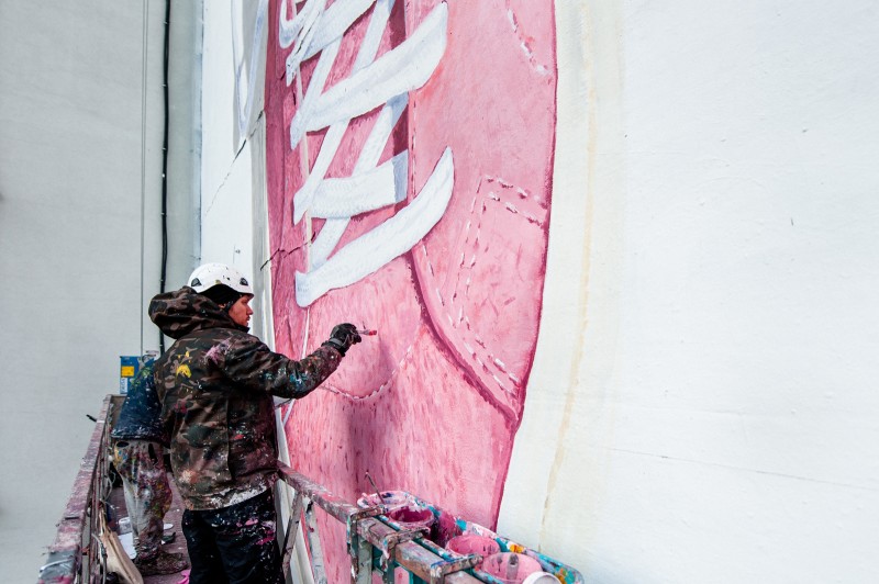 Ein Schuh der Marke Converse, gemalt im Stadtteil Śródmieście am Kaufhaus der Gebrüder Jabłkowscy | GOLF le FLEUR* x CONVERSE | Portfolio