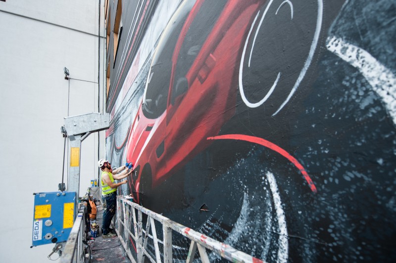 Samochód Mercedes AMG namalowany przez artystów jako mural reklamowy na zlecenie Mercedes Benz | Kampania z wykorzystaniem murali na zlecenie Mercedes-Benz Polska | Portfolio