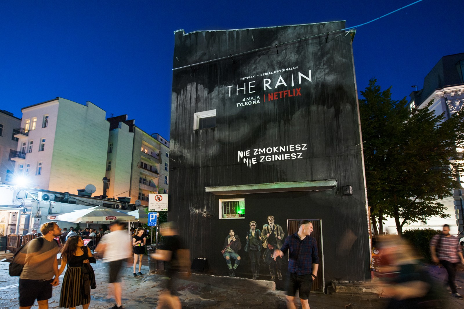 Ściana na pawilonach Nowy Świat Warszawa z ciemna grafika serialu The Rain | The Rain  | Portfolio