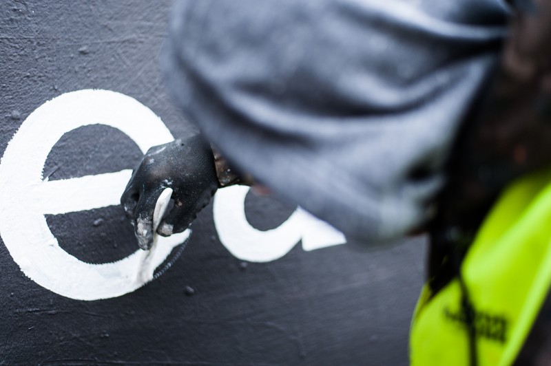 Tworzenie muralu dla marki Converse na ścianie Domu Towarowego Bracia Jabłkowscy w Warszawie przy ulicy Brackiej | mural Converse na ulicy Brackiej w Warszawie | Portfolio