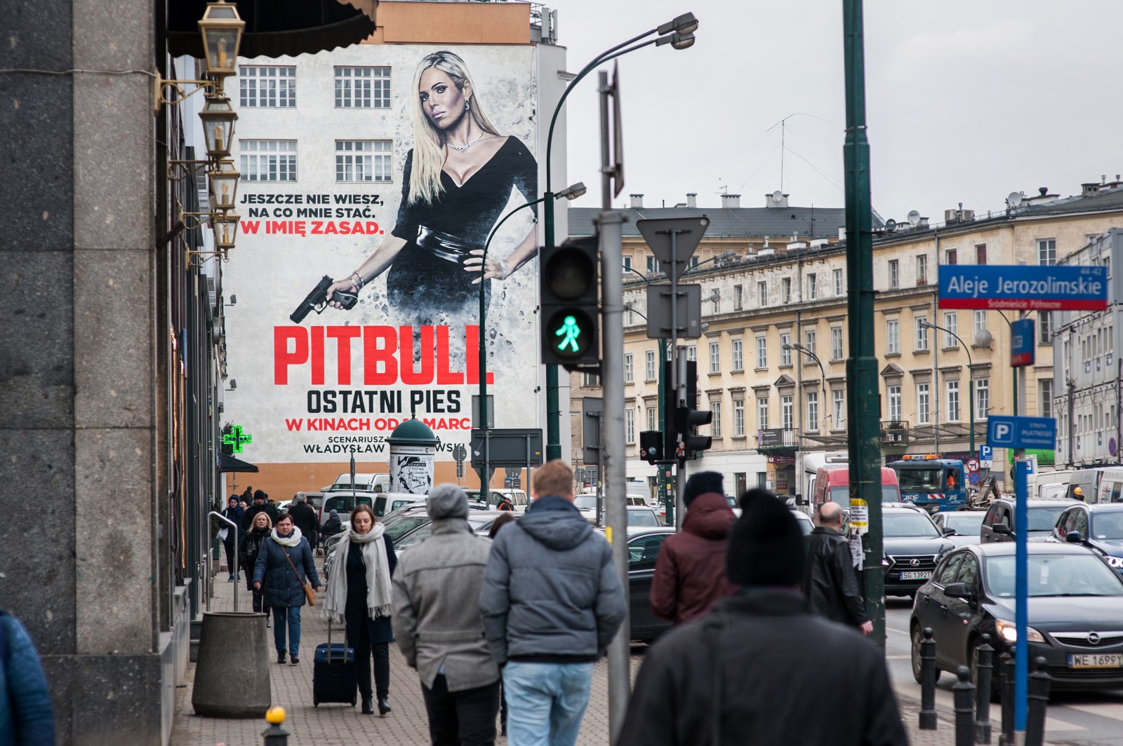 Widok na mural reklamowy film Pitbull z alei Jerozolimskich na ulice Bracką w Warszawie | Pitbull. Ostatni pies | Portfolio