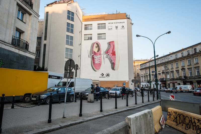 Widok na ulicę Bracką w Warszawie z muralem na zamówienie Converse | GOLF le FLEUR* x CONVERSE | Portfolio