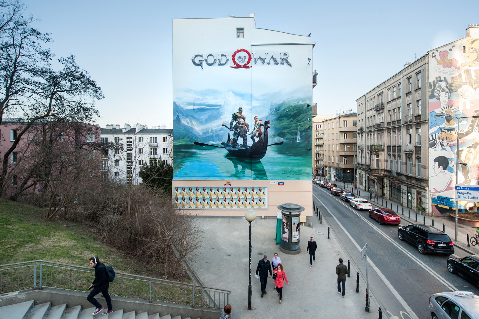Widok na ulice Tamka na warszawskim Powiślu z namalowanym muralem reklamowym | God of War | Portfolio