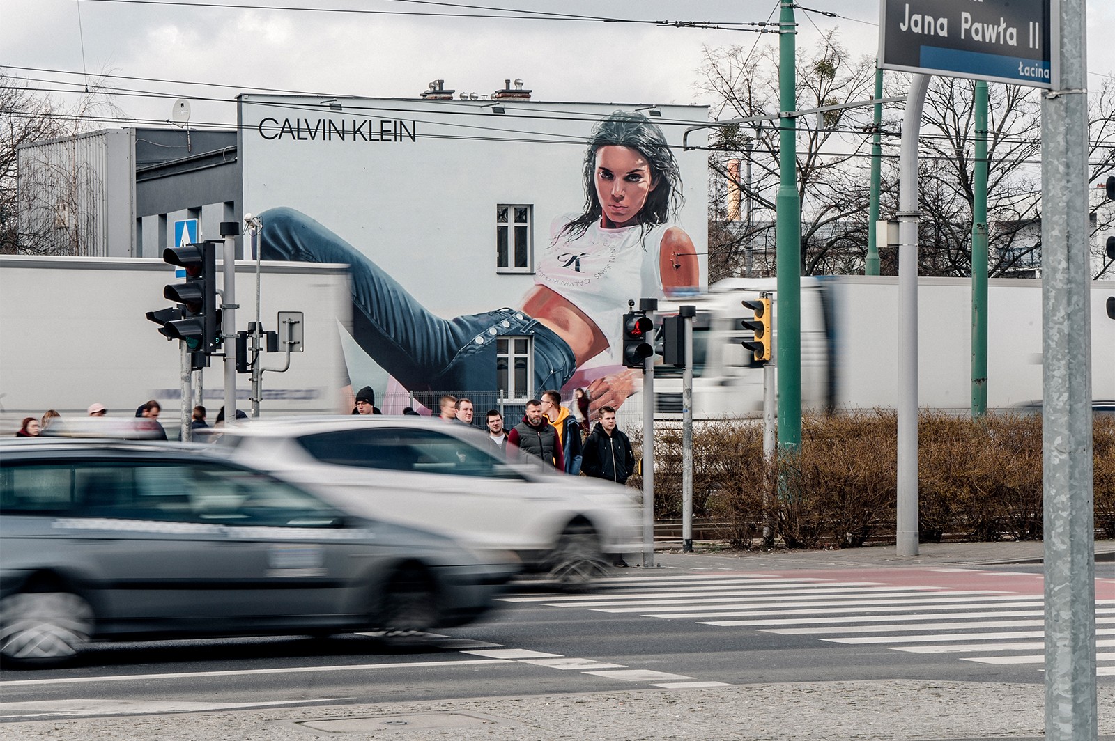 Wielkoformatowa, ręcznie malowana reklama w Poznaniu | Calvin Klein x Kendall Jenner | Portfolio