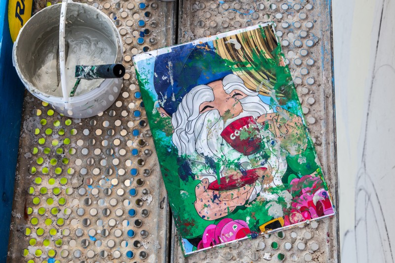 Wrocławski Krasnal malowany ręcznie na ścianie we Wrocławiu do kampanii reklamowej marki Costa Coffee | kampania murali dla Costa Coffee - Polscy ilustratorzy | Portfolio