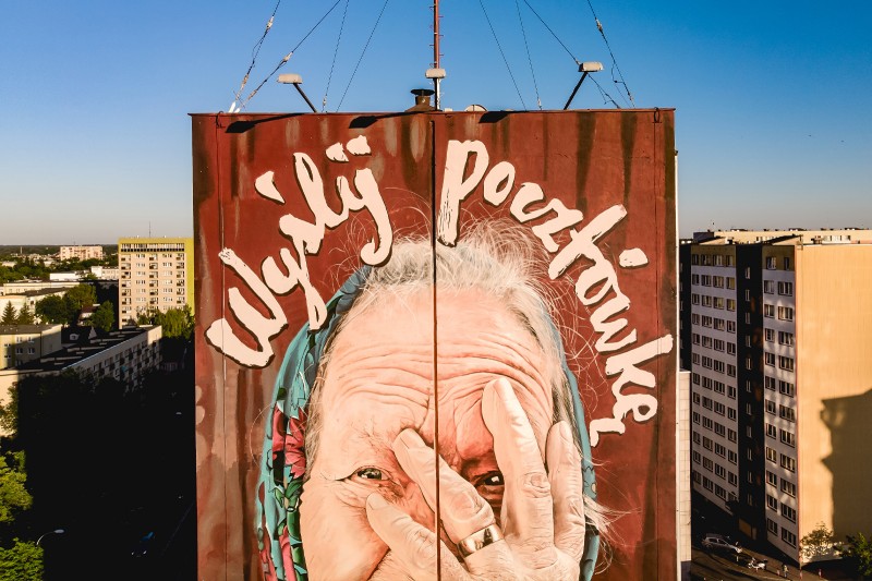 Zbliżenie na mural Wyślij Pocztówkę do Babci w mieście Białystok | Wyślij Pocztówkę Do Babci | Portfolio