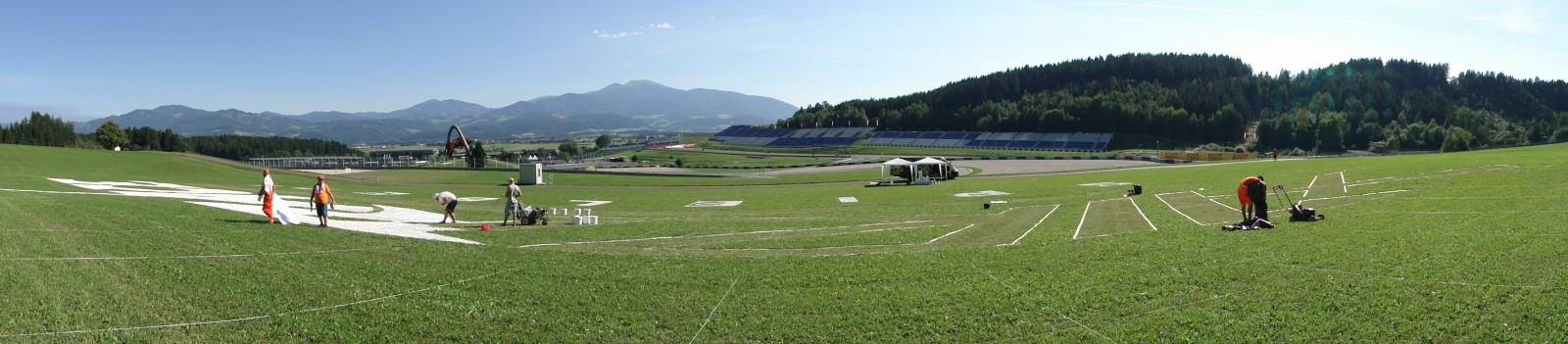 Arbeit am Logo auf dem Gras - Red Bull Air Race Spielberg Österreich | Redbull Air Race | Portfolio