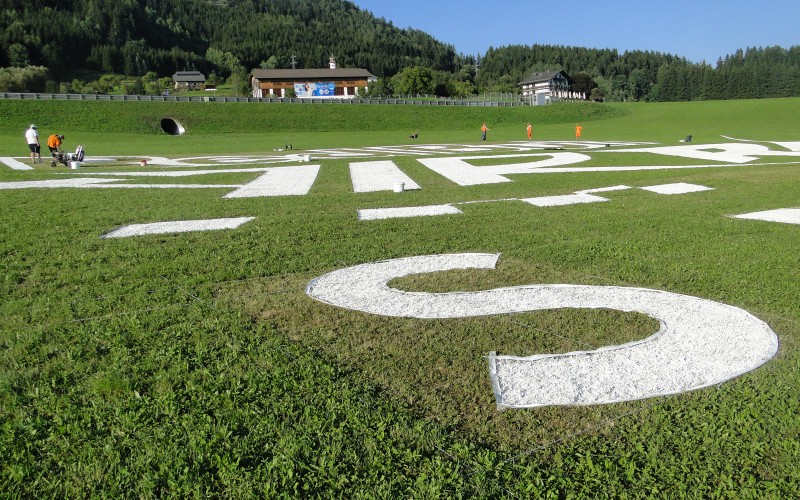 Malen Typografie auf dem Gras - Red Bull Air Race Spielberg Österreich | Redbull Air Race | Portfolio
