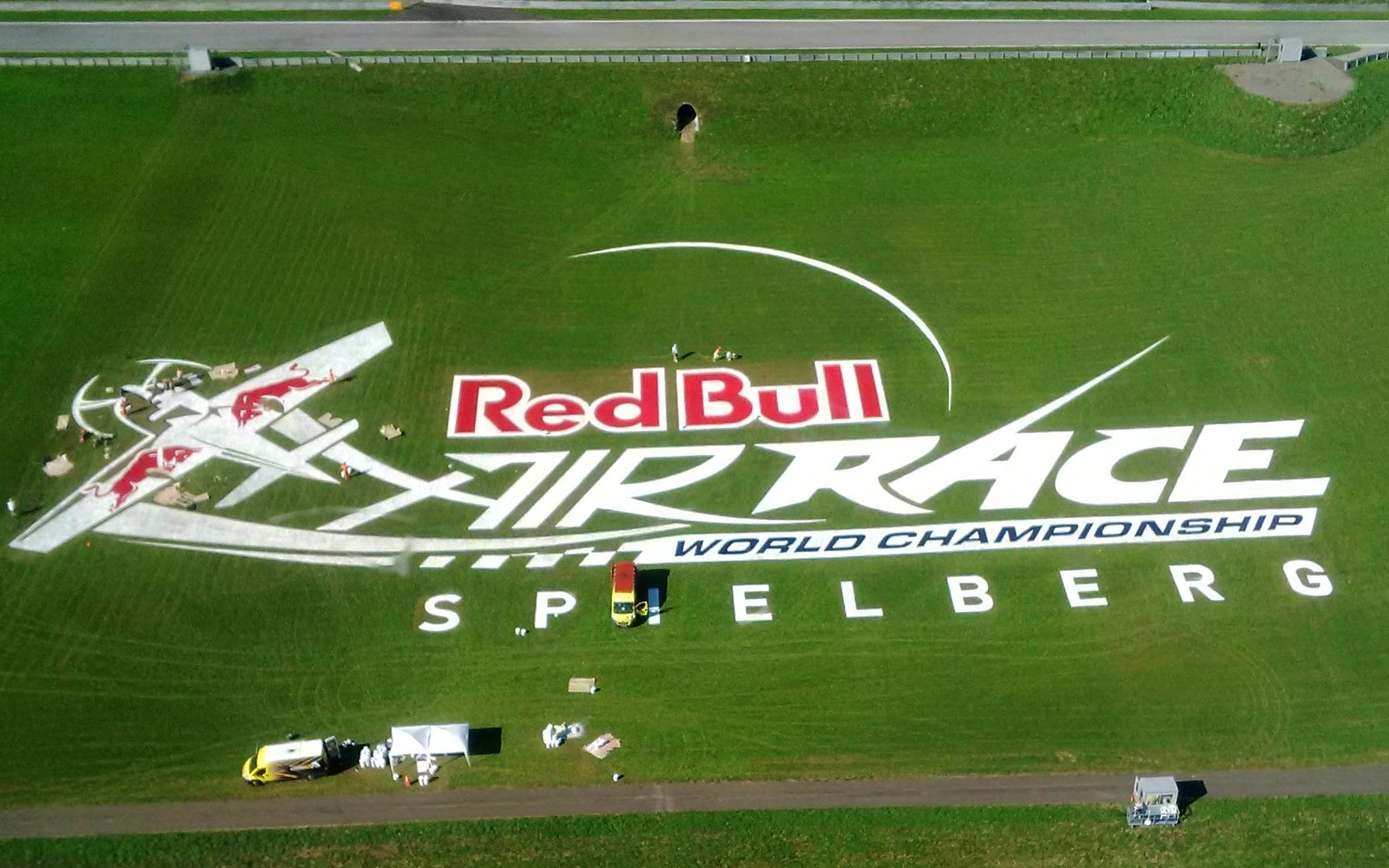 Logo Red bull Air Race auf dem Gras aus der Vogelperspektive | Redbull Air Race | Portfolio