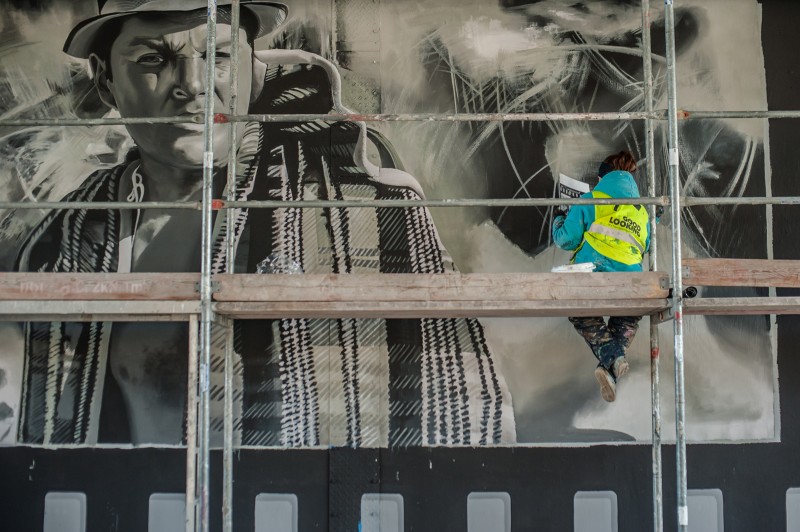 Eine Filmaufnahme aus dem Film mit Himilsbach und Maklakiewicz aud dem Fassadenbild in Warschau bei Einkaufszentrum Centrum Handlowe Arkadia | Jan Himilsbach und Zdzislaw Maklakiewicz | Portfolio