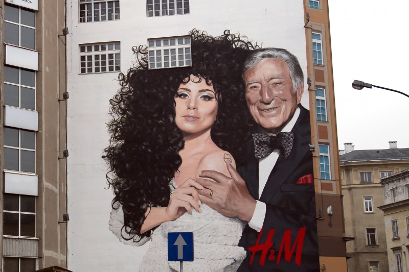 Mural dla sklepu H&M Lady Gaga Tony Bennett Bracka Warszawa Centrum Dom Towarowy Bracia Jabłkowscy | Murale reklamowe | Oferta